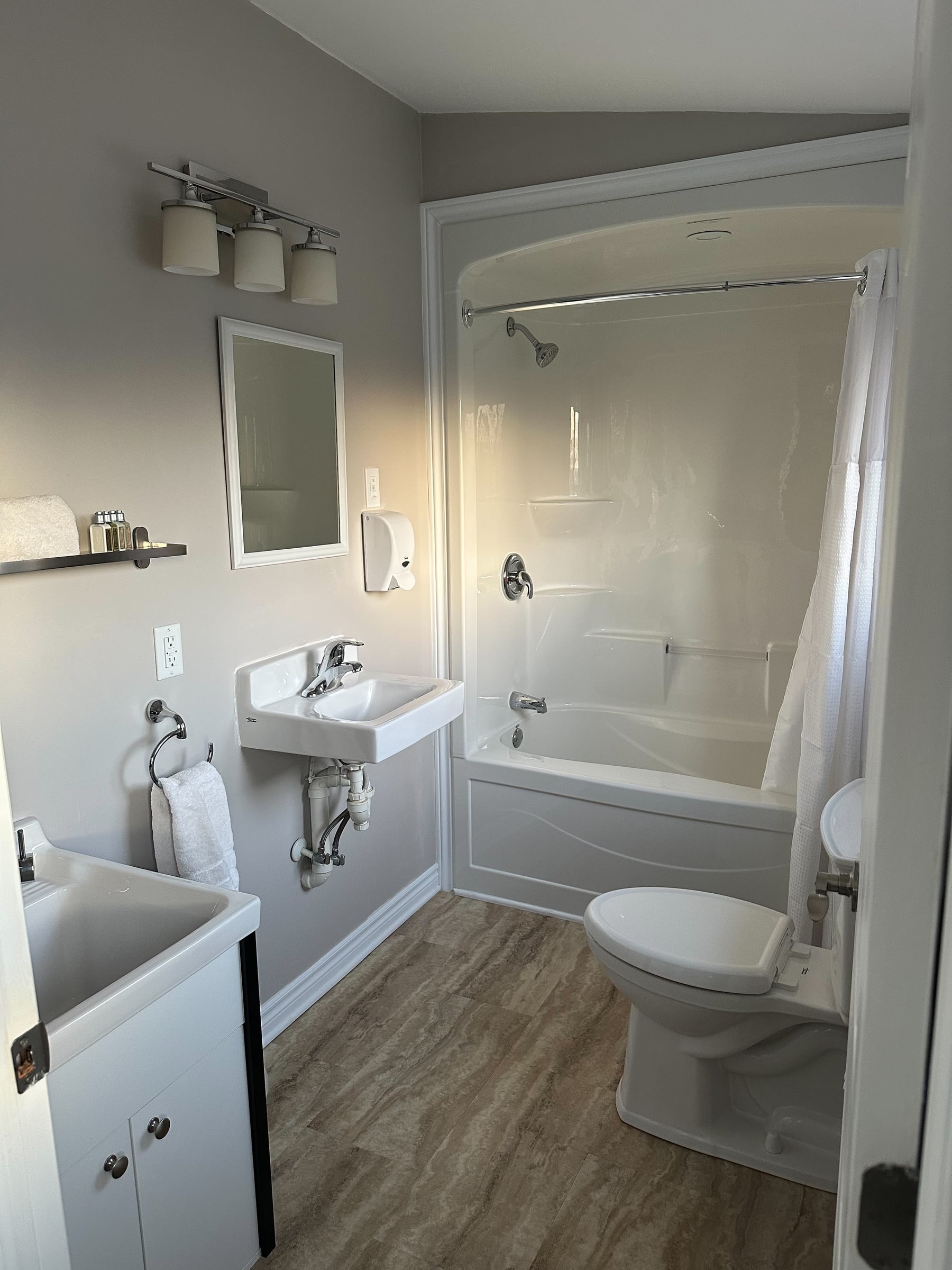 Room 5 — ensuite bathroom