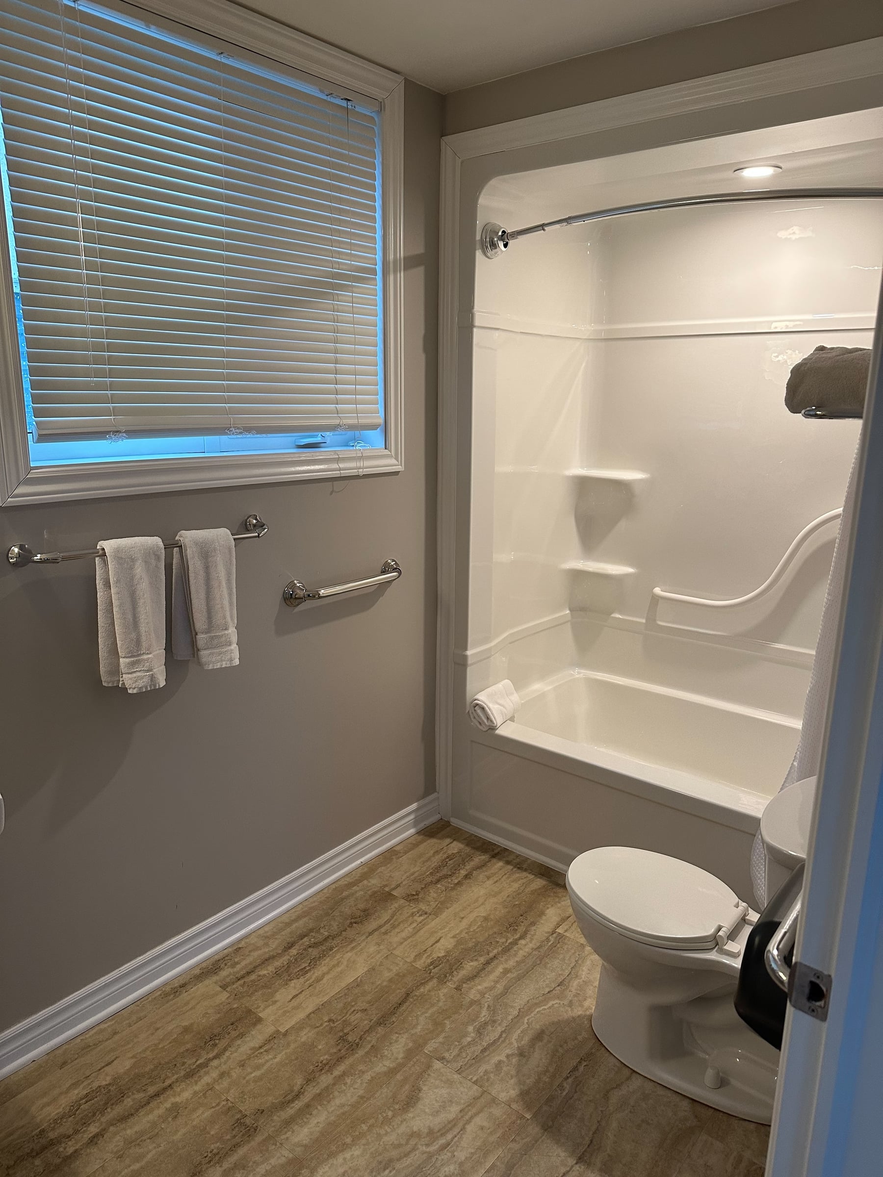 Room 6 — ensuite bathroom